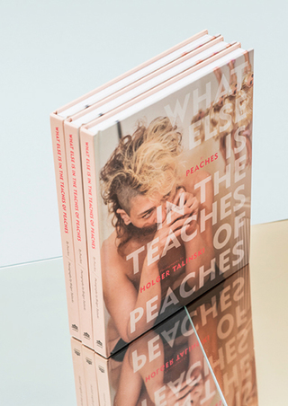 <strong>WHAT ELSE IS IN THE TEACHES OF PEACHES</strong><br>
Ein Bildband über die kanadische 
Sängerin und Musikproduzentin Peaches.<br>
Der Fotograf Holger Talinski 
gewährt sehr persönliche Einblicke 
in das Leben der Künstlerin. <br>
Herausgeberin: Peaches<br>
Texte: Yoko Ono, Ellen Page, Michael Stipe, Verlag: Akashic Books<br><br>